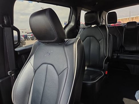 Used 2025 Chrysler Pacifica Limited FWD image 29