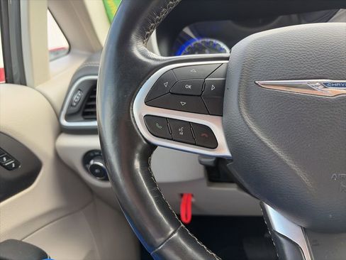 Used 2021 Chrysler Pacifica Touring-L image 18