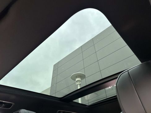 New 2026 Land Rover Range Rover Long Wheelbase SE image 18