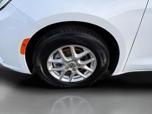 Used 2024 Chrysler Pacifica Touring-L FWD image 25