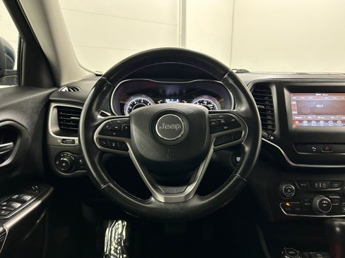 Used 2019 Jeep Cherokee Latitude Plus AWD/4WD image 16