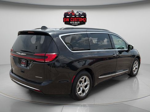 Used 2023 Chrysler Pacifica Limited FWD image 7