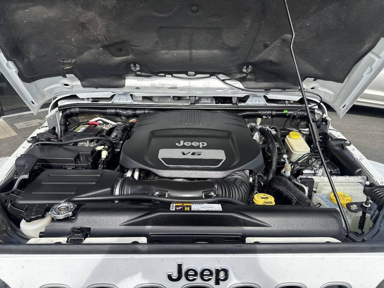 Used 2016 Jeep Wrangler Unlimited Sahara w/ Connectivity Group AWD/4WD image 13