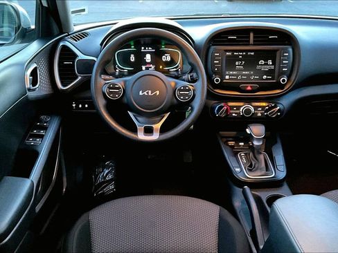 Used 2023 Kia Soul LX w/ LX Technology Package image 5