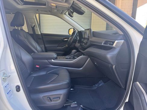 Used 2021 Toyota Highlander XLE image 10