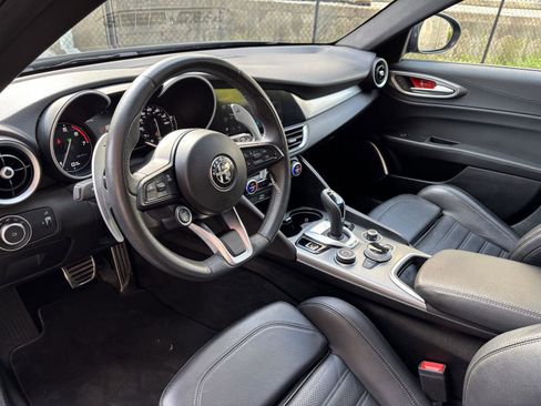 Used 2023 Alfa Romeo Giulia Veloce AWD/4WD image 8