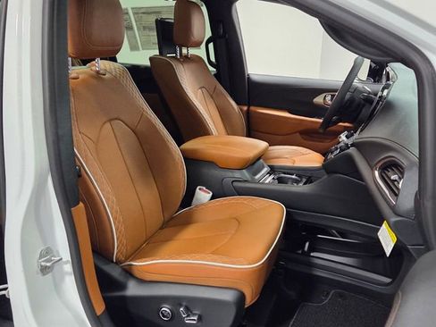 New 2026 Chrysler Pacifica Pinnacle image 18