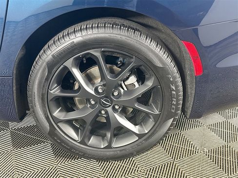 Used 2025 Chrysler Pacifica Limited image 33