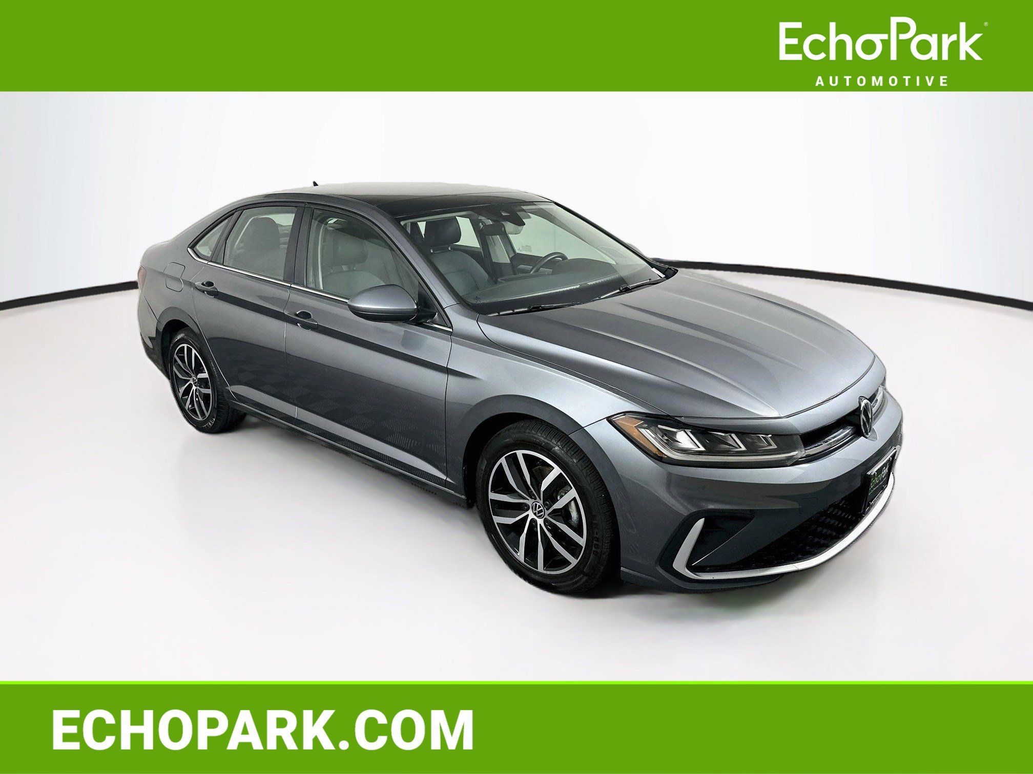 Used 2025 Volkswagen Jetta SE FWD image 1