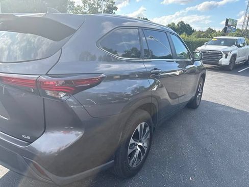 Used 2024 Toyota Highlander XLE FWD image 8