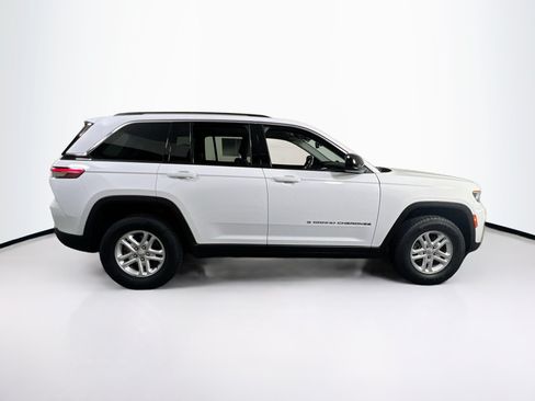 Used 2023 Jeep Grand Cherokee Laredo w/ Luxury Tech Group I AWD/4WD image 4