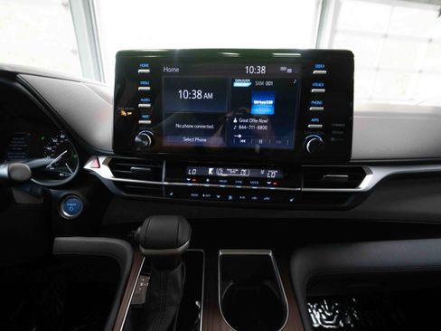 Used 2023 Toyota Sienna XLE FWD image 17