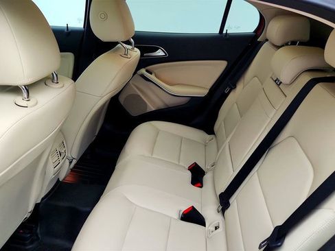 Used 2019 Mercedes-Benz GLA 250 4MATIC w/ Premium Package image 19