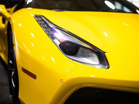 Used 2018 Ferrari 488 GTB RWD image 21