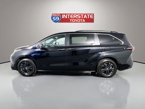 Certified 2024 Toyota Sienna XLE Woodland Edition AWD/4WD image 4