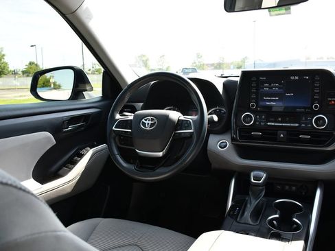Used 2021 Toyota Highlander LE FWD image 23