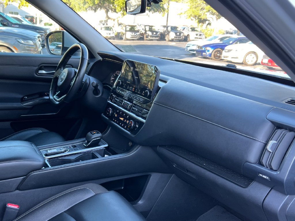 Used 2025 Nissan Pathfinder SL FWD image 15