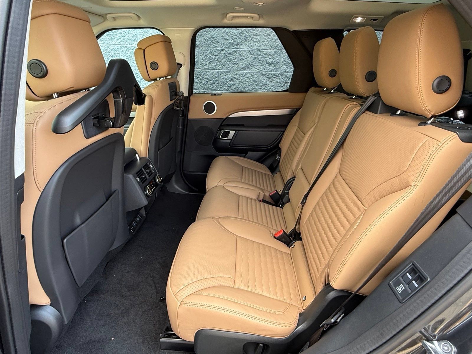 New 2026 Land Rover Discovery Limited Edition AWD/4WD image 15