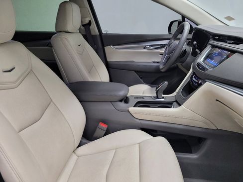 Used 2017 Cadillac XT5 Luxury w/ Driver Awareness Package AWD/4WD image 21