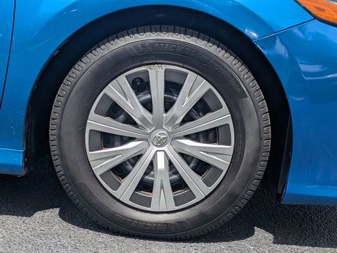 Used 2019 Toyota Camry LE w/ Sunroof Package FWD image 11