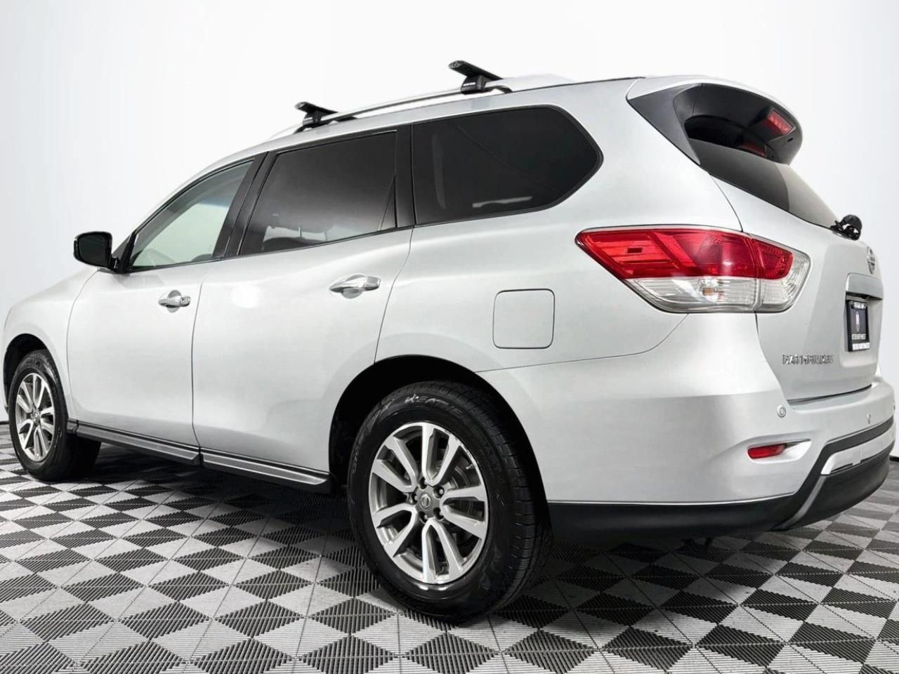 Used 2013 Nissan Pathfinder SV AWD/4WD image 8