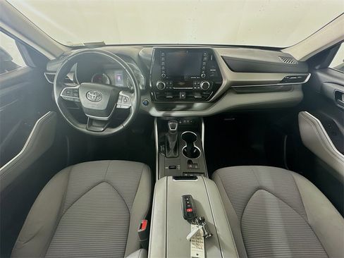 Used 2022 Toyota Highlander LE image 10