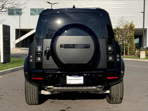 New 2026 Land Rover Defender 110 X-Dynamic SE image 4