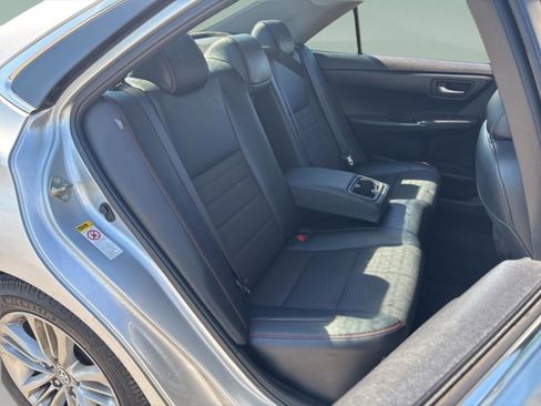 Used 2016 Toyota Camry SE w/ Moonroof Package FWD image 32