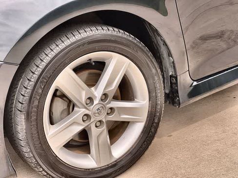 Used 2014 Toyota Camry SE FWD image 9