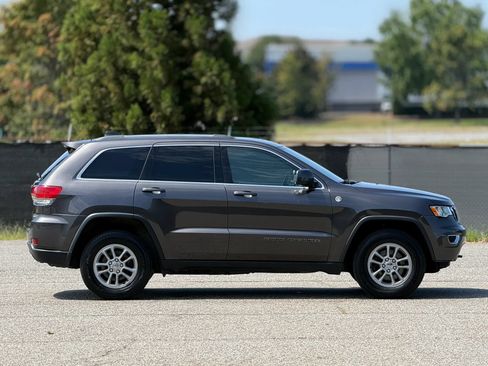 Used 2018 Jeep Grand Cherokee Laredo AWD/4WD image 7