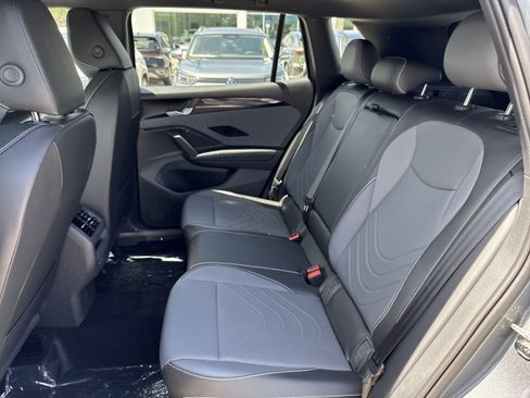 New 2026 Volkswagen Tiguan SE R-Line FWD image 19