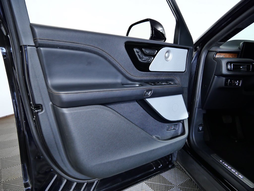 Certified 2025 Lincoln Aviator Black Label AWD/4WD image 16
