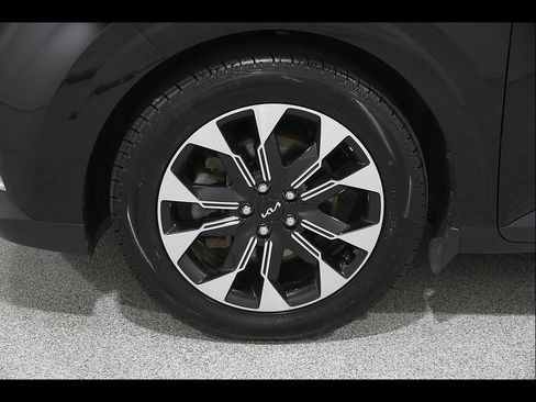 Used 2024 Kia Carnival EX FWD image 22