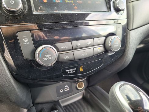 Used 2020 Nissan Rogue SV w/ Premium Package FWD image 18