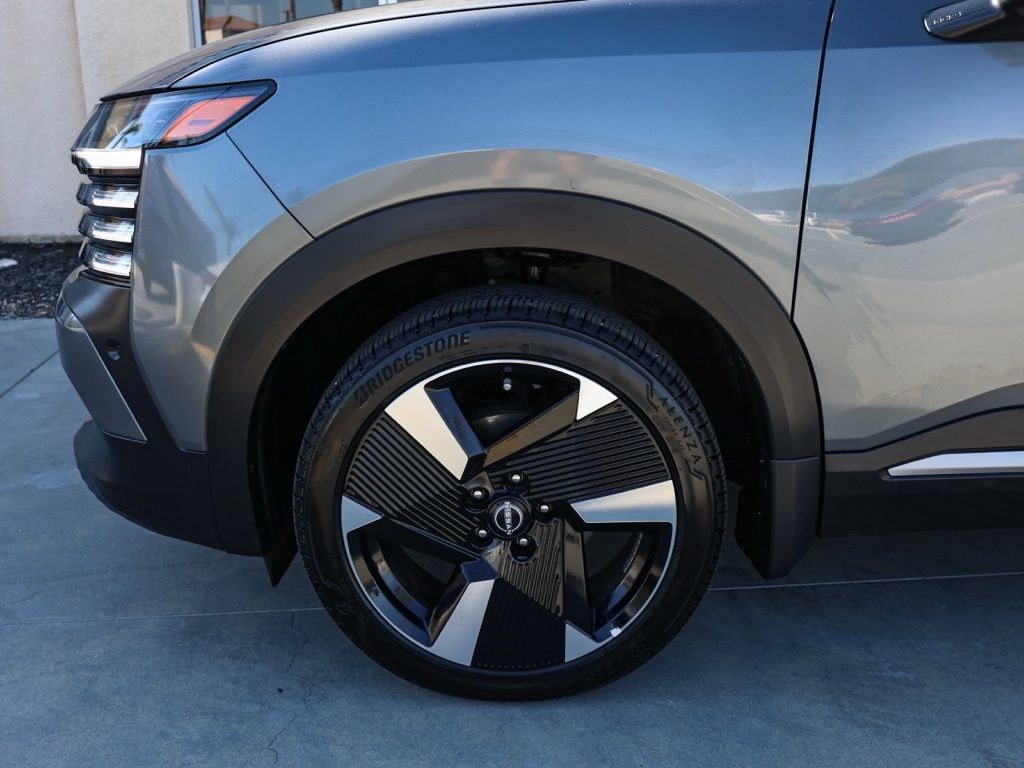 Used 2025 Nissan Kicks SR FWD image 12