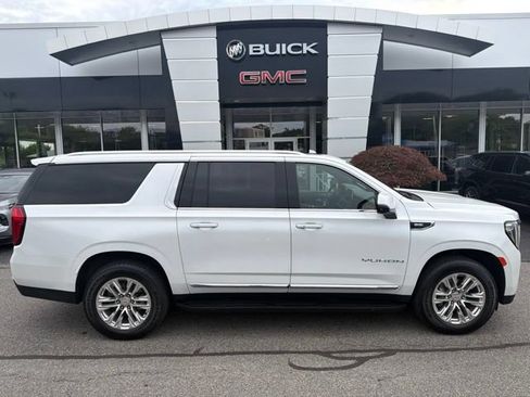 Used 2023 GMC Yukon XL SLT w/ SLT Premium Package AWD/4WD image 3