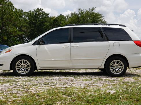 Used 2010 Toyota Sienna CE FWD image 3