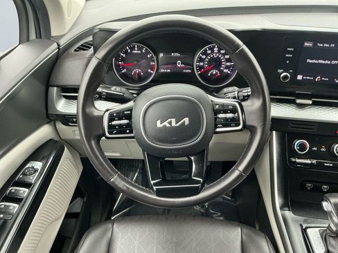 Used 2023 Kia Carnival LX image 12