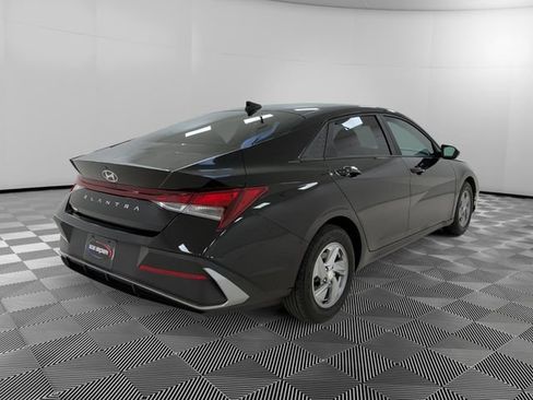 Used 2024 Hyundai Elantra SE FWD image 5