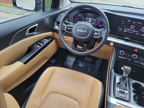 Used 2024 Kia Carnival LX FWD image 14