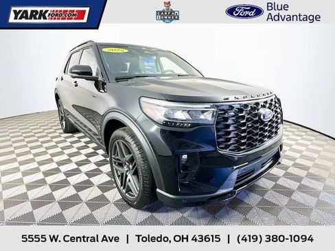 Certified 2025 Ford Explorer ST-Line w/ Premium Package AWD/4WD image 1