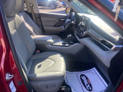 Used 2020 Toyota Highlander XLE image 28