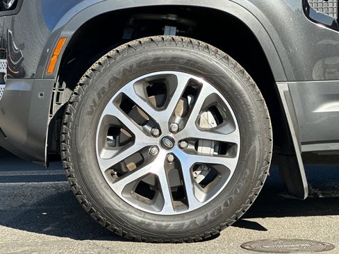 Used 2025 Land Rover Defender 110 S image 13