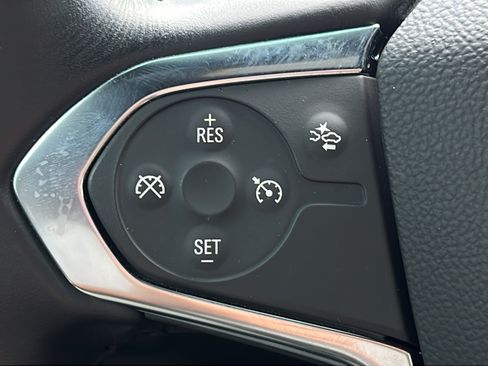 Used 2022 Chevrolet Traverse LT FWD image 17