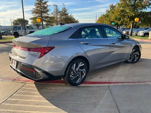 Used 2025 Hyundai Elantra Limited image 6