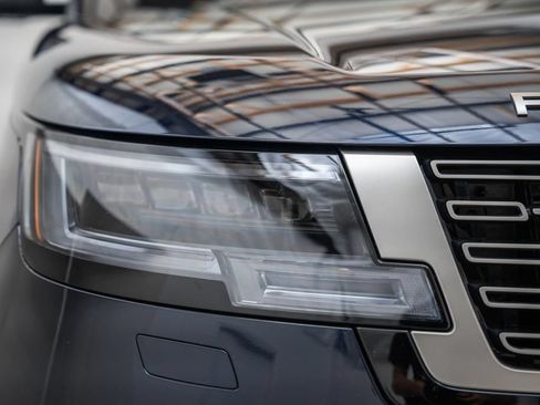 Used 2025 Land Rover Range Rover SE AWD/4WD image 16