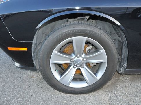 Used 2019 Dodge Challenger SXT image 9