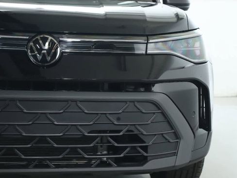 Certified 2025 Volkswagen Taos SE FWD image 7