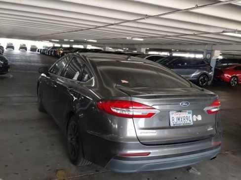 Used 2019 Ford Fusion SE w/ Equipment Group 151A FWD image 3