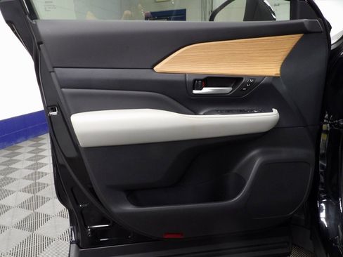 Used 2025 Toyota Grand Highlander AWD image 57